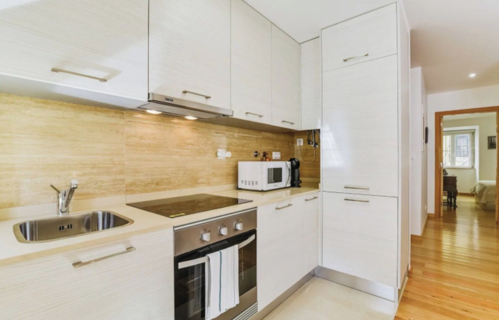 Réfrigérateur, four à micro-ondes, un four, surface de cuisson