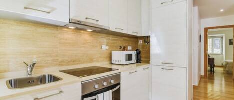 ثلاجة، ميكروويف، فرن، موقد طهي مسطح