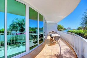 Outdoor dining - Outdoor & Indoor Pools! | Caribe Resort (Orange Beach)