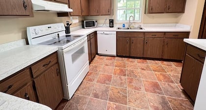 Charming Room Rentals in Southern Lakeland: Central & Cozy