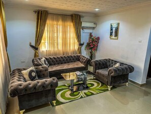 Økonomileilighet, balkong, byutsikt | Oppholdsområde