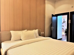 2 bedrooms, desk, laptop workspace, blackout curtains - California Apartment (Abuja)