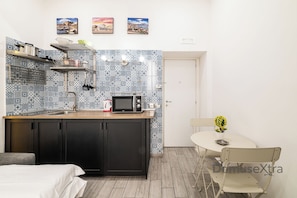 Comfort Quadruple Room | Free WiFi - Flower Power By DomusExtra (Naples)