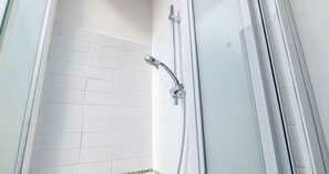Comfort Quadruple Room | Bathroom | Hair dryer, towels, soap, shampoo - Flower Power By DomusExtra (Naples)