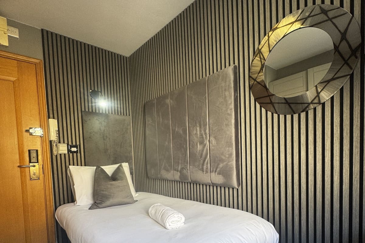 Single Room, Private Bathroom | 1 bedroom, iron/ironing board