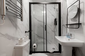Estudio básico, baño privado | Baño | Ducha, secador de pelo, toallas y jabón