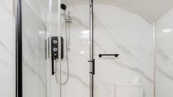 Apartamento, banheiro privativo (1) | Banheiro | Chuveiro, secador de cabelo, toalhas de banho, sabonete