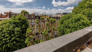A view of a cityscape with historic buildings and lush green trees. - Britannia Hyde Park Hotel By PLI (London)