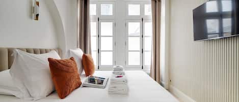 Espacio para trabajar con laptop y tabla de planchar con plancha