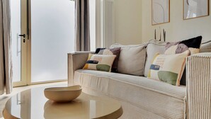 Ein Wohnzimmer mit einer Couch, einer Schale auf einem Tisch und einer Heizung.