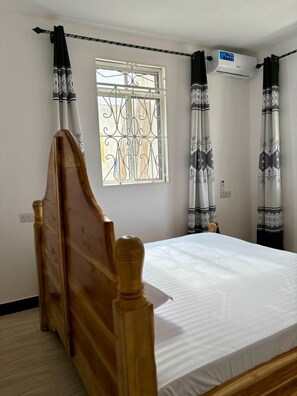 Combined shower/tub, hair dryer, slippers, towels