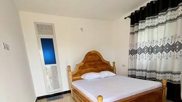 Schreibtisch, laptopgeeigneter Arbeitsplatz, schallisolierte Zimmer