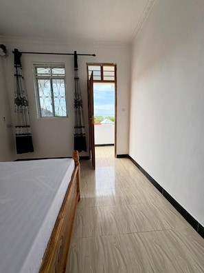Desk, laptop workspace, soundproofing, free WiFi - Zaharani Muyuni Zanzibar (Matemwe)