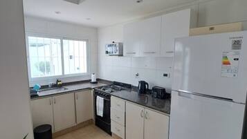 Geladeira, micro-ondas, fogão, cafeteira/chaleira