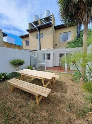 Outdoor dining - Duplex Punta Mogotes (Mar del Plata)