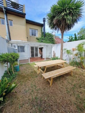 Outdoor dining - Duplex Punta Mogotes (Mar del Plata)