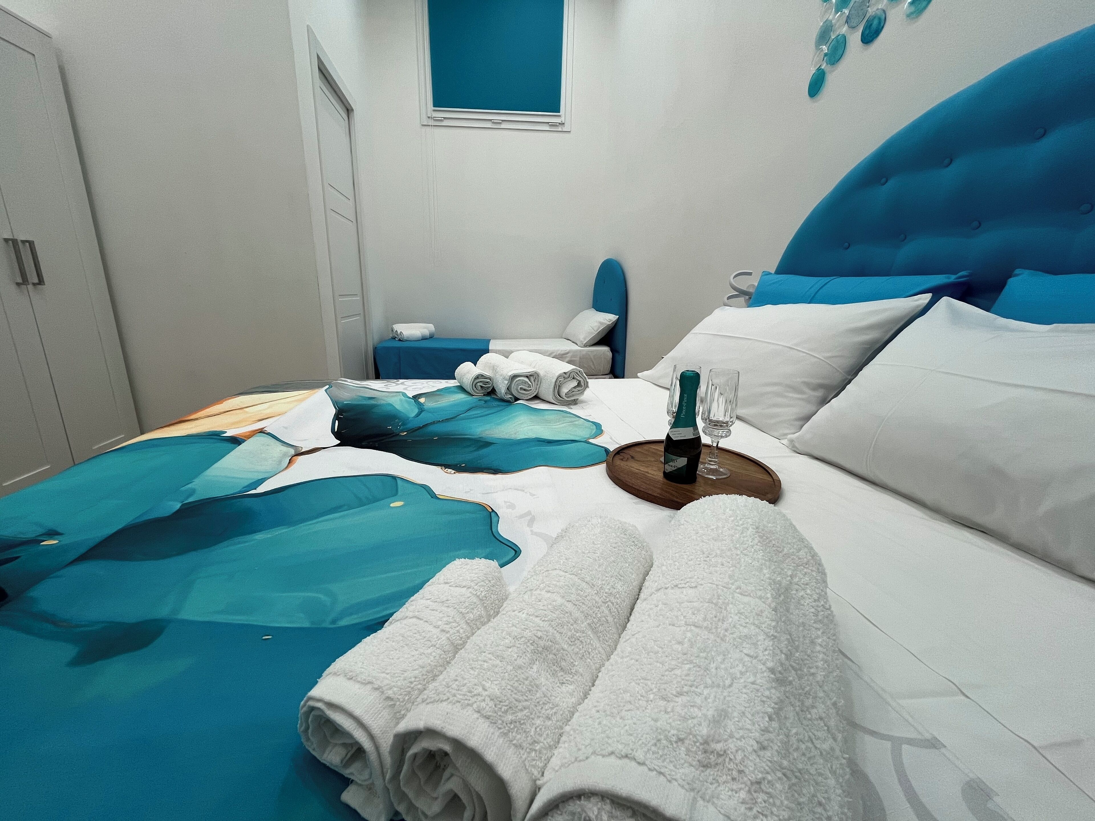 三人房 | 迷你吧、書桌、筆電工作空間、遮光布/窗簾