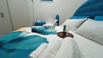 Camera tripla | Minibar, una scrivania, postazione laptop, tende oscuranti