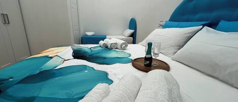 Minibar, escritorio y espacio para trabajar con laptop