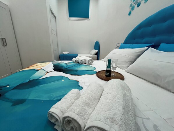 Driepersoonskamer | Een minibar, een bureau, een laptopwerkplek, verduisterende gordijnen