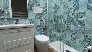 Trippelrum | Badrum | Dusch, hårtork, badrock och handdukar