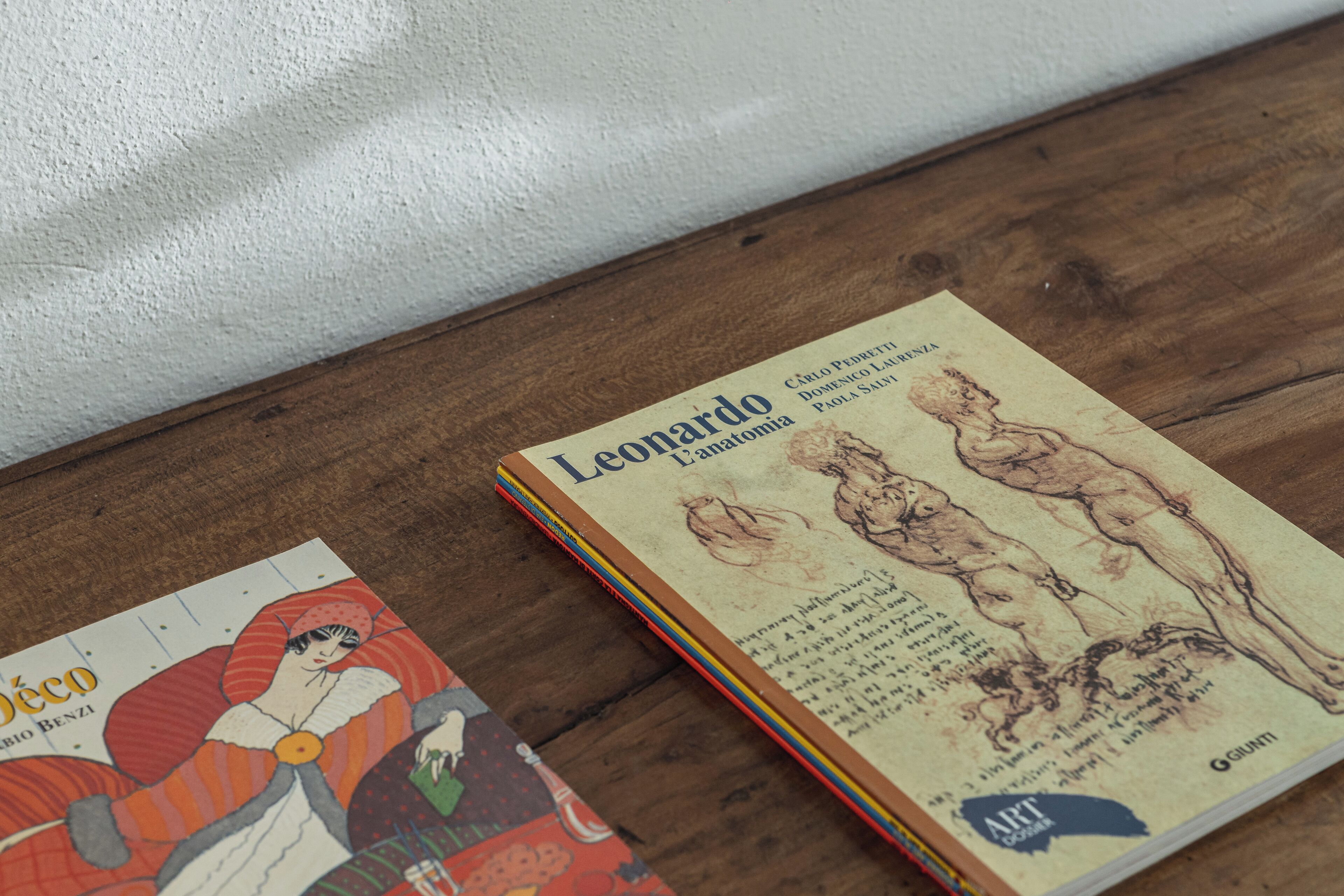 Dois livros sobre uma superfície de madeira.