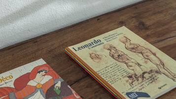 Dois livros sobre uma superfície de madeira.