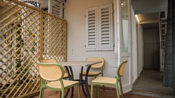 Quarto família, vista para o pátio | Terraço/pátio