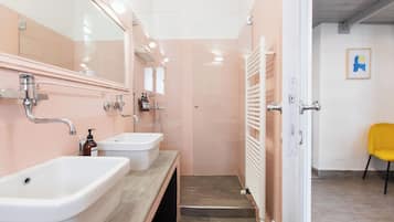 Kamar Keluarga, pemandangan halaman | Kamar mandi | Shower, pengering rambut, handuk, dan sabun