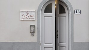 A white building with a sign reading "Le Casine Affittacamere" and a number "18" on the wall. - Le Casine Firenze (Florence)