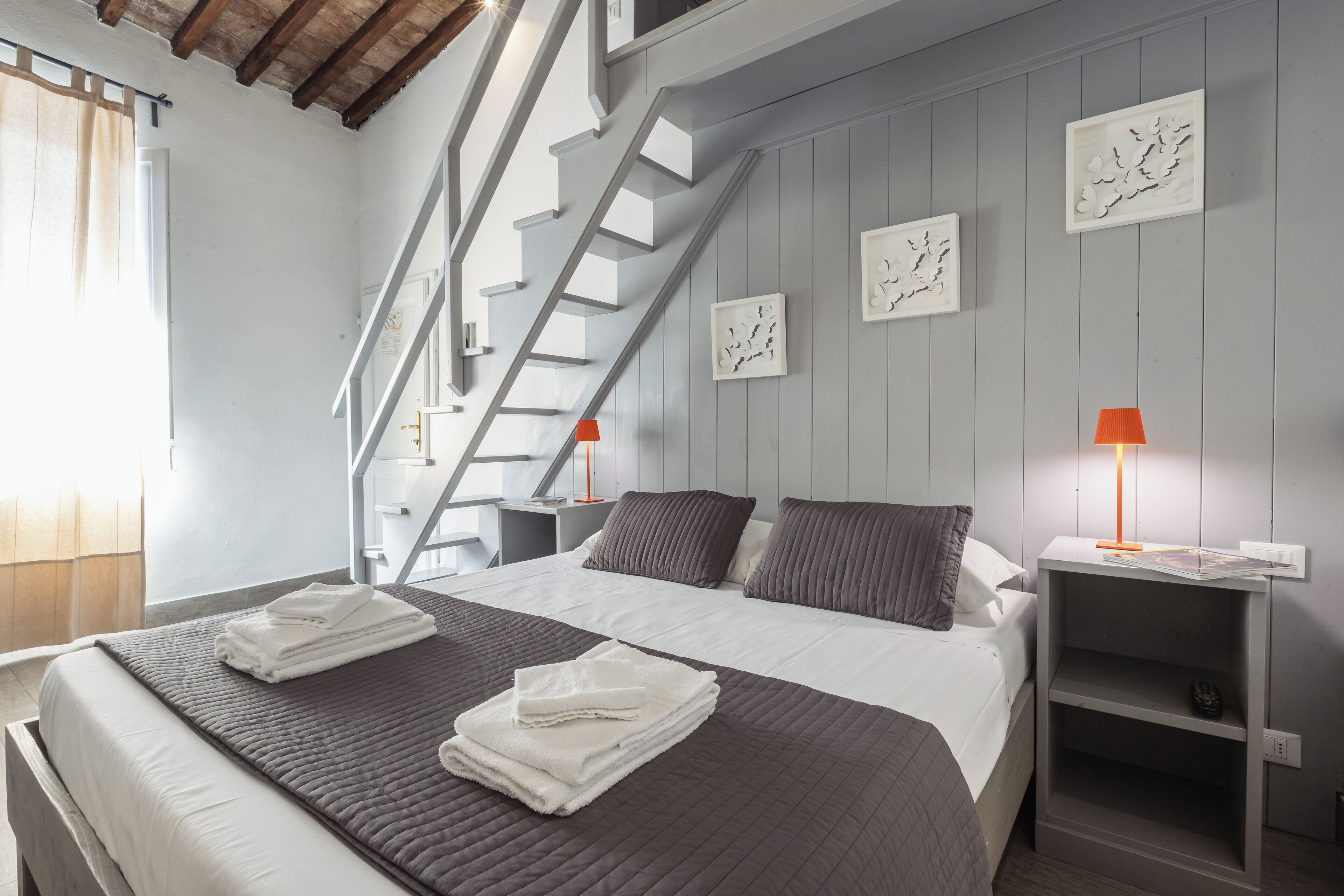 Cortinas blackout, tabla de planchar con plancha y wifi gratis 