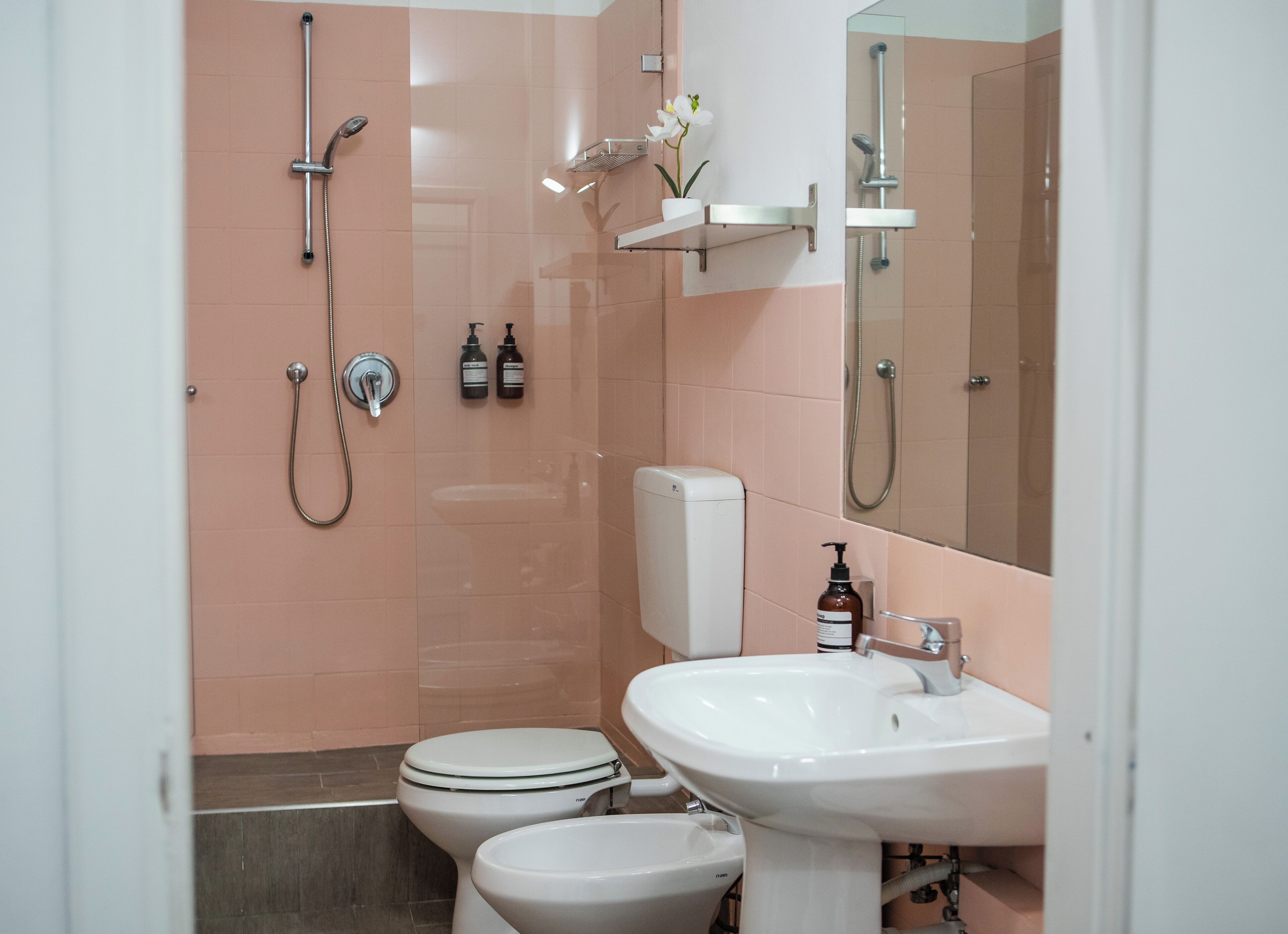 Un bagno moderno con doccia, wc e lavandino.