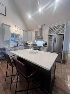 Kylskåp, mikrovågsugn, spishäll och diskmaskin