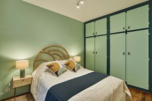 Laptop workspace, iron/ironing board, bed sheets - Superb Apartment Le Marais/place des Vosges (Paris)