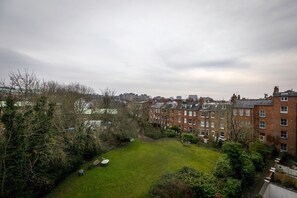 Apartamento, baño privado | 3 dormitorios, escritorio, espacio para trabajar con un portátil