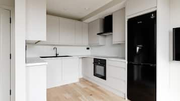 3 habitaciones, escritorio y espacio para trabajar con laptop