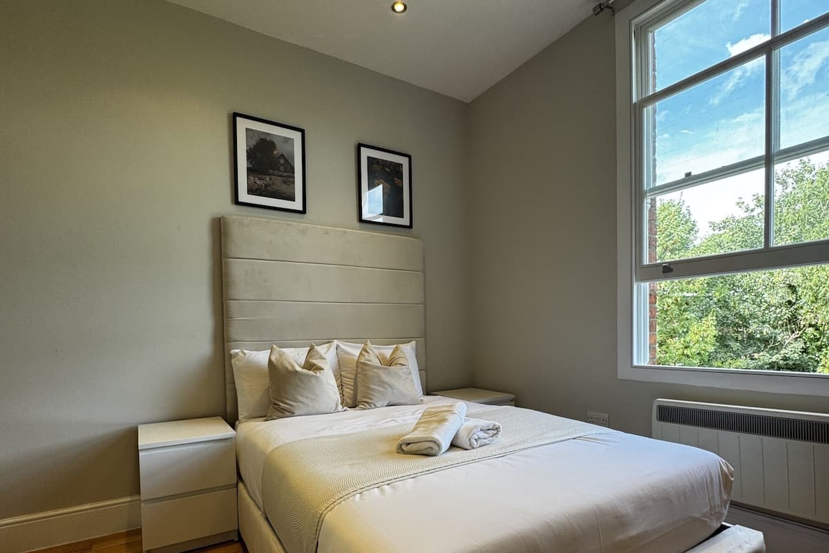 Classic Studio, Ensuite, Garden View | 3 bedrooms, desk, laptop workspace, iron/ironing board