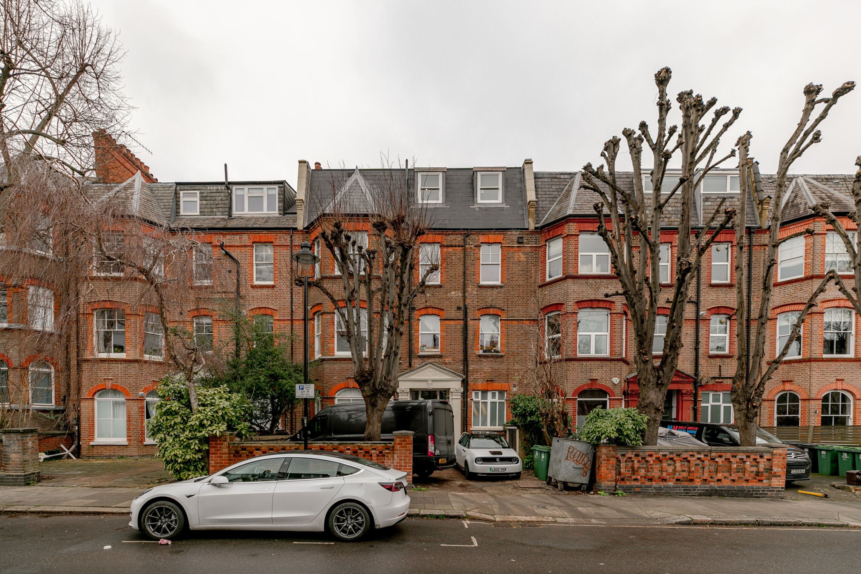 مكتب ومساحة عمل للكمبيوتر المحمول ومكواة/لوح كي