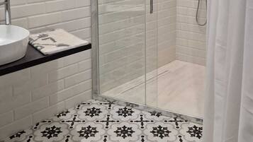 Dusche, Haartrockner, Bidet, HandtĂŒcher