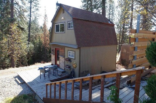 2 story tiny house ready for your retreat in the woods. 4x4 and horses welcome!