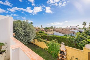 A residential area with a view of a courtyard, a pool, and surrounding houses. - Villa Bart (Estepona)