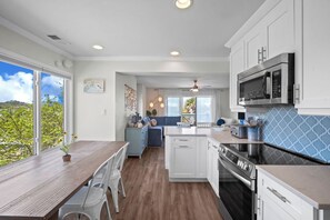 Réfrigérateur, four à micro-ondes, un four, lave-vaisselle