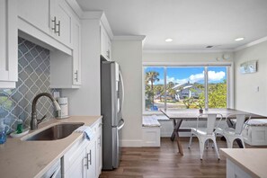 Réfrigérateur, four à micro-ondes, un four, lave-vaisselle