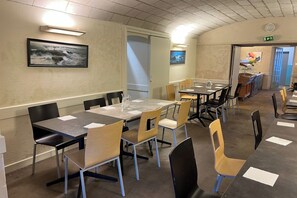 Dining - Large campus in Anjou - Ideal for groups/cousinades of 30 people or more (Bécon-les-Granits)