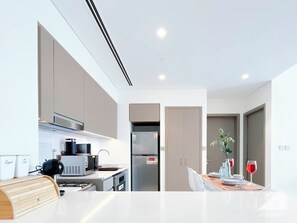 Kjøleskap, mikrobølgeovn, ovn og kokeplater