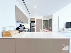 Geladeira, micro-ondas, fogão, cooktop