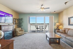 Smart TV, fireplace - The Honey Badger Suite at Delton Grand - No Stairs (Wisconsin Dells)