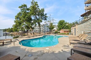 Een binnenzwembad en een verwarmd zwembad