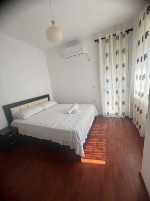 1 dormitorio, tabla de planchar con plancha, wifi y ropa de cama