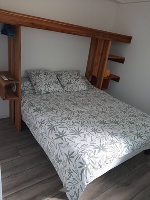 1 Schlafzimmer, Schreibtisch, Bügeleisen/Bügelbrett, Reisekinderbett